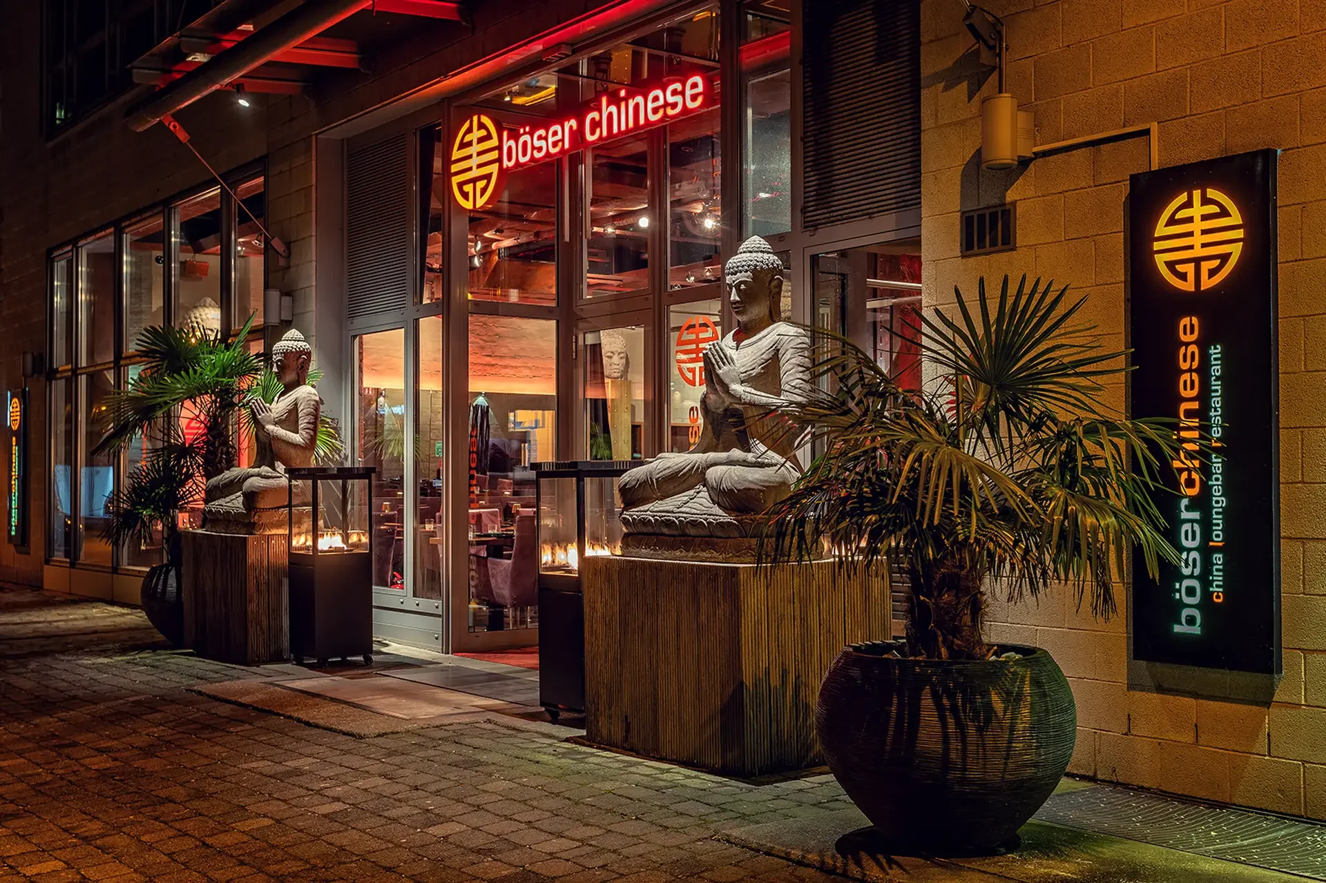Restaurant im Düsseldorfer Medienhafen von außen