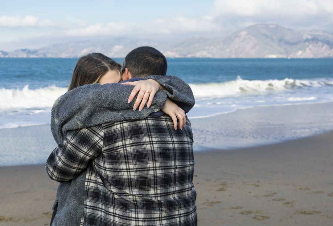 Photo Couple hugging